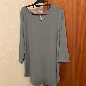 3/4 sleeve shirt.